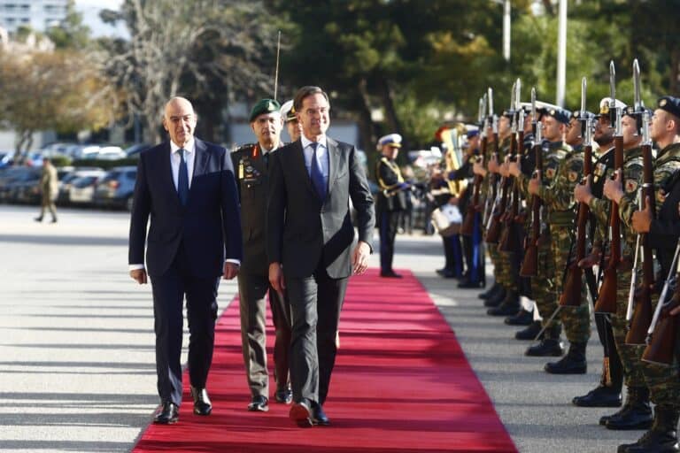 Μαρκ Ρούτε: Από το υπουργείο Εθνικής Άμυνας ξεκίνησε η επίσκεψη του ΓΓ του ΝΑΤΟ στην Αθήνα – To μεσημέρι θα συναντηθεί με Μητσοτάκη
