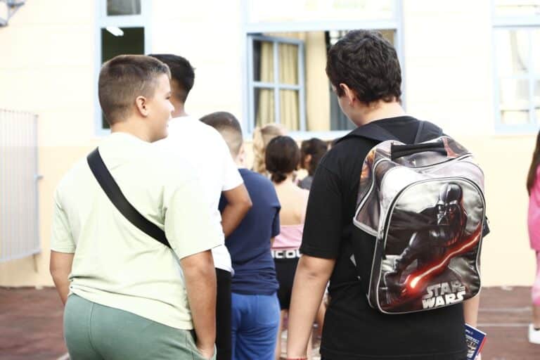 «Safe Youth»: Ξεκινάει σήμερα η λειτουργία του panic button για τους νέους – 12.000 συλλήψεις ανηλίκων μέσα στο 2024