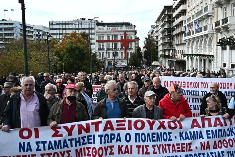 Μαζικό συλλαλητήριο συνταξιούχων στην Αθήνα – Έφτασαν στο Μέγαρο Μαξίμου (βίντεο)