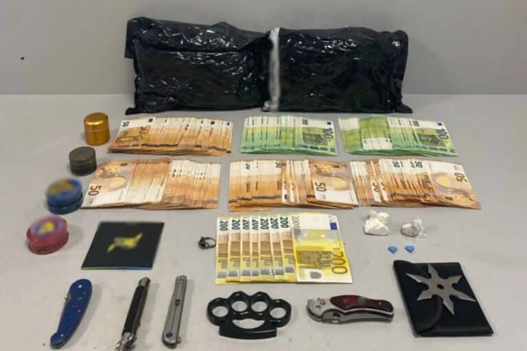 Χειροπέδες σε δύο άτομα στη Θεσσαλονίκη: Διακινούσαν τα ναρκωτικά μέσω… ταχυδρομείου – Κατασχέθηκαν κάνναβη, κοκαΐνη και 21.700 ευρώ