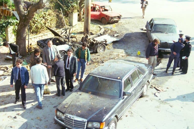 Όταν η «17 Νοέμβρη» αποπειράθηκε να δολοφονήσει με ρουκέτα τον Βαρδή Βαρδινογιάννη – Τον είχε σώσει η θωράκιση της Mercedes του (εικόνες)