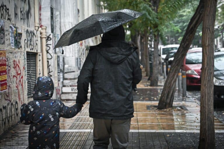 Καιρός σήμερα (5/2): Βροχές και θερμοκρασία έως 15 βαθμούς – Πού θα χιονίσει