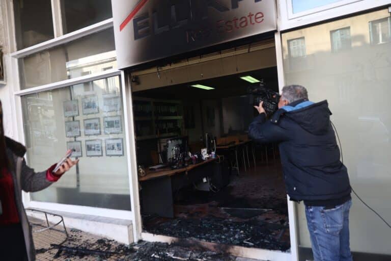 Συναγερμός σε Κολωνό και Ακρόπολη: Εμπρηστική επίθεση με γκαζάκια και ρίψη μολότοφ σε μεσιτικό γραφείο (βίντεο)