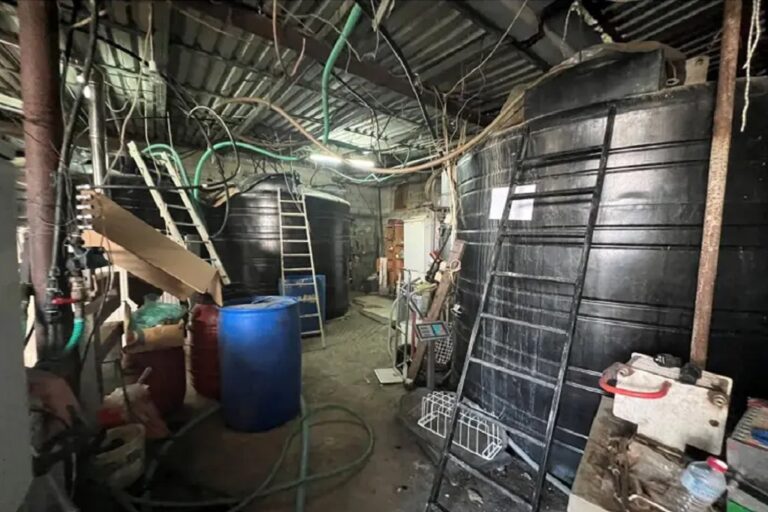 ΕΛ.ΑΣ.: Εξαρθρώθηκε εγκληματική οργάνωση για παραγωγή και διακίνηση παράνομου αλκοολούχου ποτού – Η δράση τους και η σύλληψή τους (εικόνες)