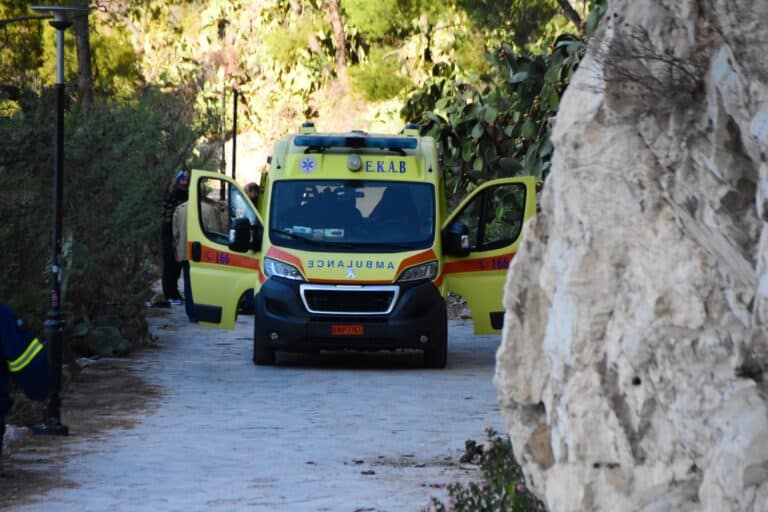 Εύβοια: Δημοσιογράφος πήγε να καλύψει τροχαίο και τον τράκαρε νιόπαντρο ζευγάρι – Μεθυσμένος ο οδηγός (βίντεο)