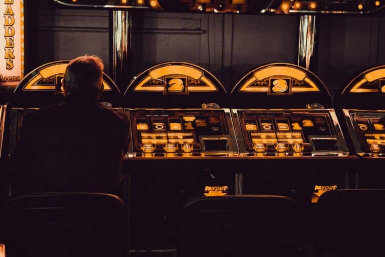 Έφοδος της ΕΛ.ΑΣ. σε κατάστημα στην Αθήνα με παράνομα τυχερά παιχνίδια – 12 συλλήψεις για «φρουτάκια», «ρουλέτα», «τρίλιζα»