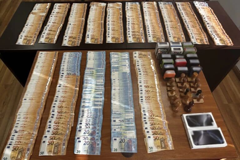 Διακίνηση λαθραίων ποτών: Οι εικονικές εξαγωγές στην Αυστρία, ο επίορκος υπάλληλος της ΑΑΔΕ και οι διάλογοι του κυκλώματος