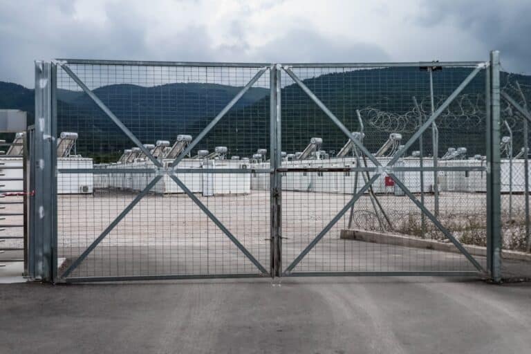 Σοκ στη Θεσσαλονίκη: Τρεις Αφγανοί βίασαν 6χρονο σε δομή φιλοξενίας