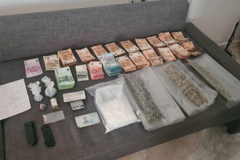 Μεγάλη επιτυχία της ΕΛ.ΑΣ.: Εξάρθρωσε εγκληματική οργάνωση στην επιχείρηση της Δίωξης Εκβιαστών – Κατασχέθηκαν όπλα, ναρκωτικά και χρήματα! (εικόνες & βίντεο)