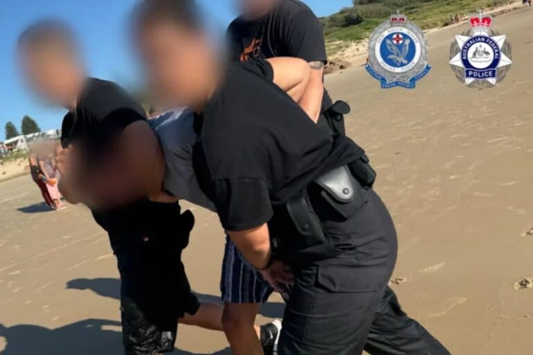 Αυστραλία: Χειροπέδες σε τέσσερις Έλληνες για 37 κιλά μεθαμφεταμίνης αξίας 34 εκατ. δολαρίων – Τον ένα τον έπιασαν σε παραλία (βίντεο)