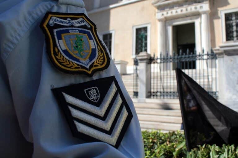 Τι ισχύει για το λεγόμενο επίδομα πτυχίου – Γιατί δεν εφαρμόζεται η νέα διάταξη για τα master στους ένστολους