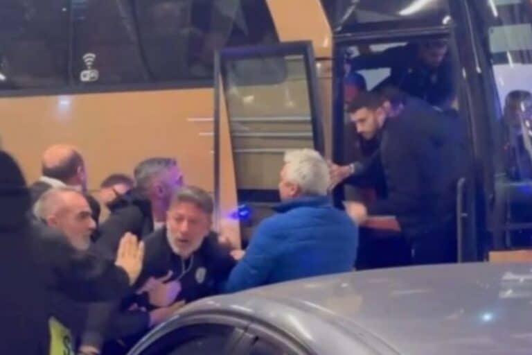 Ένταση με οπαδούς της ΑΕΚ και παίκτες του ΠΑΟΚ στο πάρκινγκ της «OPAP Arena» – Η φανέλα που προκάλεσε την… έκρηξη (βίντεο)