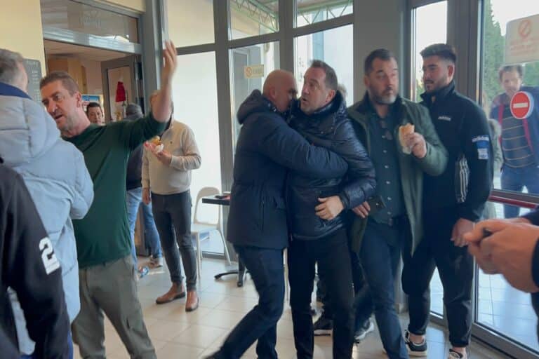 Επεισόδια στη Θεσσαλία: Συγγενείς θυμάτων των Τεμπών επιτέθηκαν στον Αγοραστό! (βίντεο)