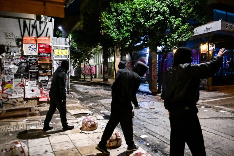 Ελεύθεροι αφέθηκαν οι συλληφθέντες από τα επεισόδια κατά την επέτειο Γρηγορόπουλου στην Αθήνα