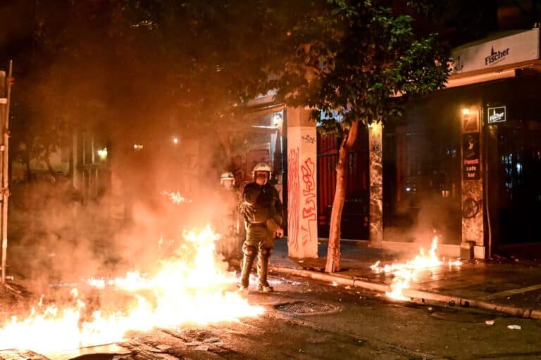 Επίθεση με μολότοφ σε αστυνομικούς τα ξημερώματα στα Εξάρχεια – Προσήχθησαν 11 άτομα