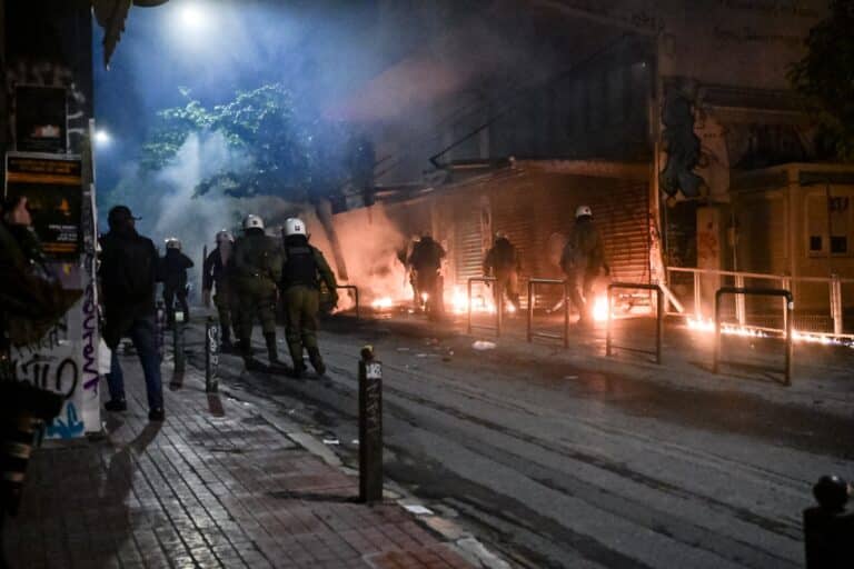 Σοβαρά επεισόδια στα Εξάρχεια: Τραυματίστηκε αστυνομικός, προσήχθησαν 72 άτομα – Φωτιές σε δεκάδες αυτοκίνητα (βίντεο)