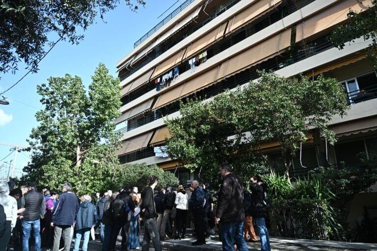 Επεισόδια στα Πατήσια: Τα ΜΑΤ επιτέθηκαν σε πολίτες που προσπαθούσαν να αποτρέψουν έξωση οικογένειας! (βίντεο)