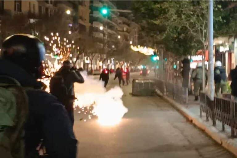Σοβαρά επεισόδια στη Θεσσαλονίκη στην πορεία για τον Γρηγορόπουλο – Πεδίο μάχης η Εγνατία! (βίντεο)