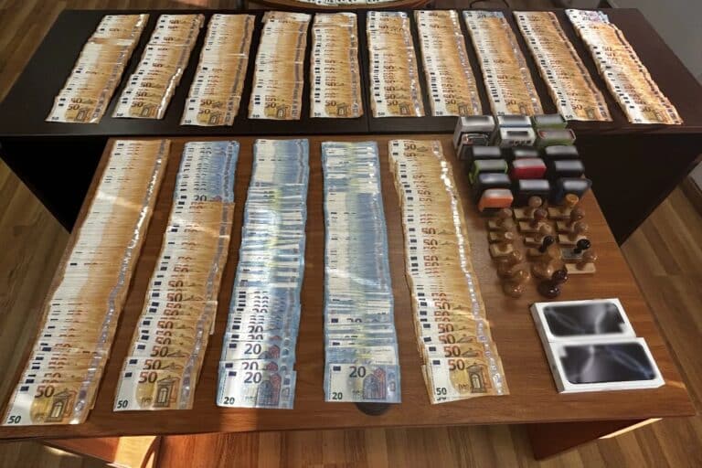 Η ΕΛ.ΑΣ κατέσχεσε πάνω από 43.100 λαθραία ποτά – Πώς δρούσε η εγκληματική οργάνωση, συνελήφθησαν 12 άτομα (εικόνες & βίντεο)