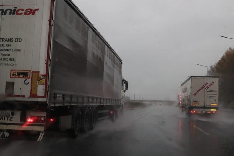 Κλειστές λωρίδες στην Εθνική Οδό Αθηνών-Κορίνθου στο ύψος του Ασπρόπυργου – Σε ποιους δρόμους εντοπίζονται προβλήματα