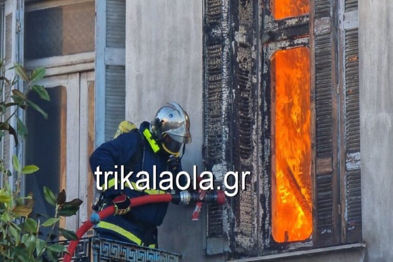Τρίκαλα: Κάηκε ολοσχερώς μονοκατοικία – Στο δρόμο ηλικιωμένη γυναίκα (βίντεο)