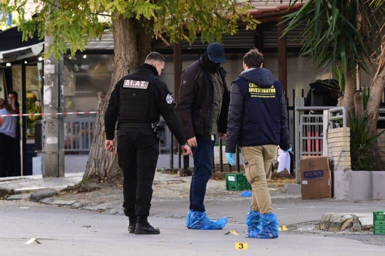 Νέες συλλήψεις για την εκτέλεση Τούρκων στη Γλυφάδα – Οπλοστάσιο εντόπισε η ΕΛ.ΑΣ.