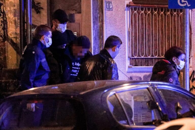 Γυναικοκτονία στους Αμπελόκηπους: Προφυλακίστηκε ο 39χρονος που σκότωσε τη σύζυγό του και κρατούσε το πτώμα στο πατάρι