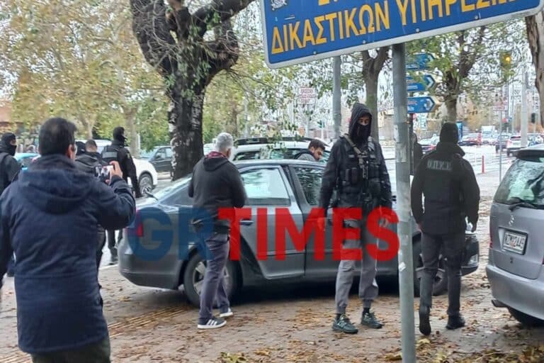 Γυναικοκτονία στη Θεσσαλονίκη: Δίωξη στον 46χρονο που σκότωσε τη γυναίκα του και τραυμάτισε τον γιο της – Θα απολογηθεί την Πέμπτη