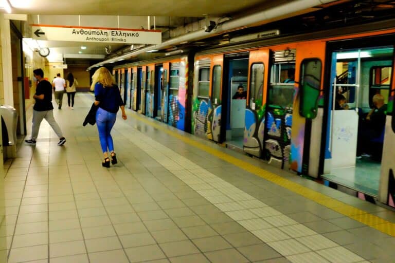 Συνελήφθη 16χρονος αλλοδαπός για φθορές σε συρμό του ΗΣΑΠ!