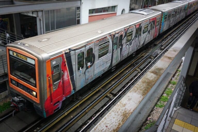 Πειραιάς: Τρεις συλλήψεις για το εργατικό δυστύχημα στο αμαξοστάσιο του ΗΣΑΠ – Αναζητείται εργοδηγός