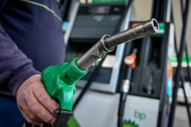 Πρατήρια καυσίμων: Αυστηρές κυρώσεις και πρόστιμα έως 150.000 ευρώ για λαθρεμπόριο και φοροδιαφυγή