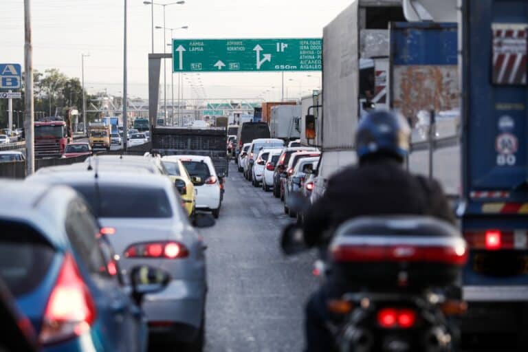 Οι συγκοινωνιολόγοι βάζουν στο «τραπέζι» νέο Δακτύλιο και διόδια – Πρόταση για 4η λωρίδα κυκλοφορίας στην Αττική Οδό