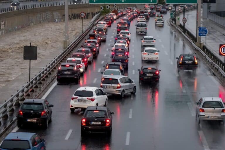Κίνηση τώρα: Ουρές χιλιομέτρων στον Κηφισό – Πού αλλού υπάρχουν καθυστερήσεις (χάρτης)