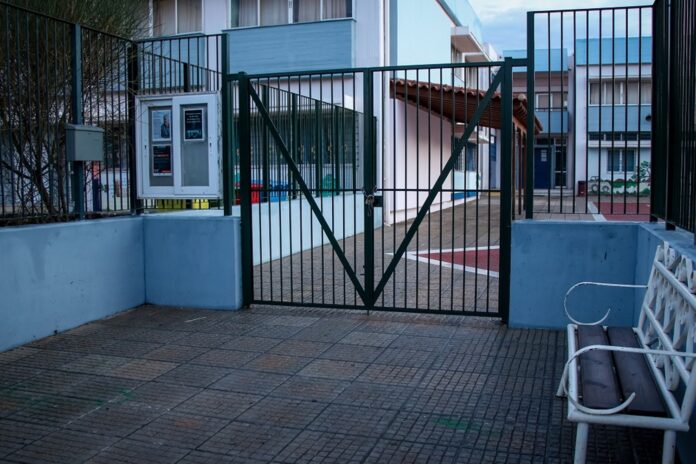 Κυψέλη: Ξυλοκόπησαν με σκουπόξυλο 17χρονο μαθητή μέσα σε προαύλιο Λυκείου – Συνελήφθησαν  τρεις ανήλικοι - Lawandorder.gr