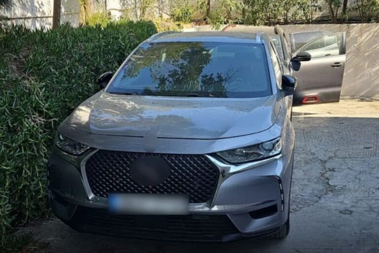 Έκλεβαν πολυτελή αυτοκίνητα από την Αττική και τα πουλούσαν στην Αλβανία ως καινούρια – Ο αρχηγός με τα τέσσερα ονόματα