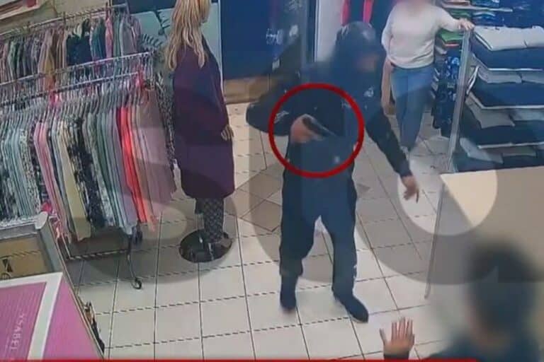 Μενίδι: Βίντεο ντοκουμέντο από ληστεία σε κατάστημα – O δράστης απείλησε με όπλο παιδί και υπαλλήλους