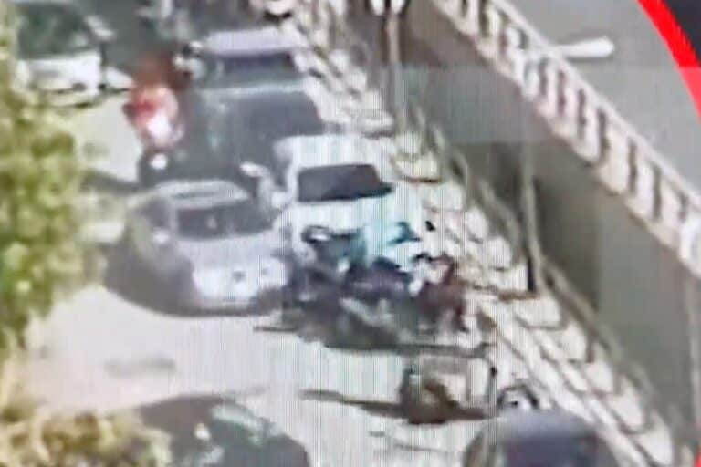 Βίντεο-ντοκουμέντο: Μεθυσμένος οδηγός παρέσυρε σταθμευμένα μηχανάκια στη Συγγρού!