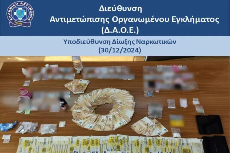 Το ελληνικό FBI συνέλαβε 13 άτομα για… «ναρκοπάρτι» στα Καλύβια – Χειροπέδες σε τρεις αστυνομικούς! (βίντεο)
