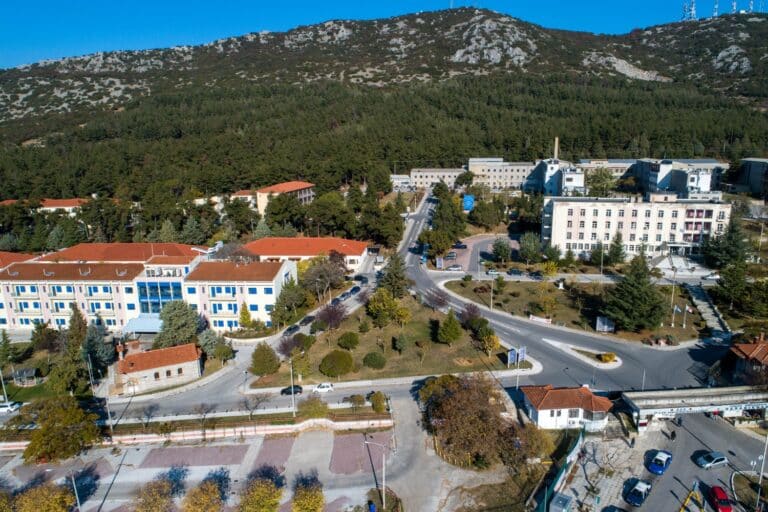 Θεσσαλονίκη: Νεαρός έπεσε από ύψος σε ακάλυπτο χώρο πολυκατοικίας – Μεταφέρθηκε πολυτραυματίας στο «Παπανικολάου»