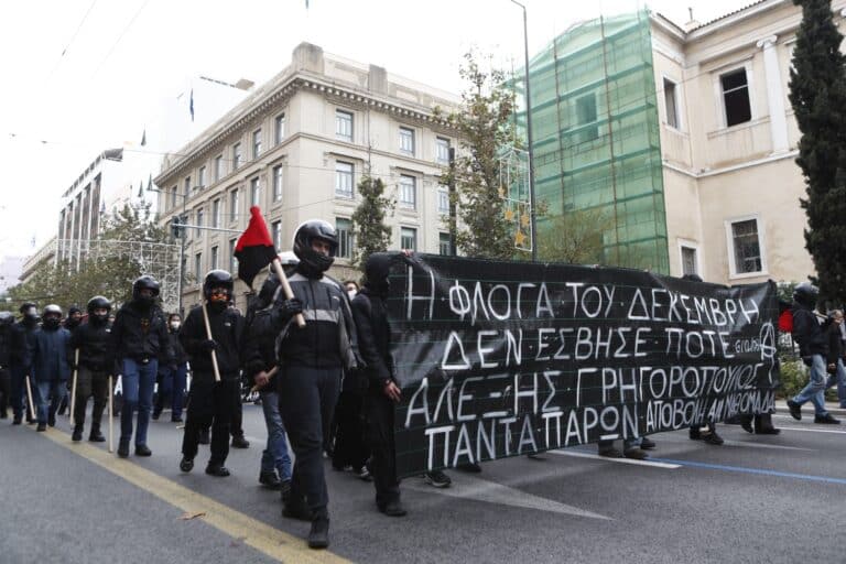 Επέτειος Γρηγορόπουλου: Ξεκίνησαν οι πορείες στο κέντρο της Αθήνας – Κλειστές Πανεπιστημίου, Σταδίου, πώς κινείται το μετρό