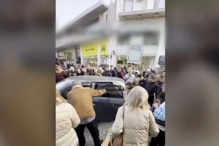 Χαλάνδρι: Πάρκαρε στη μέση του δρόμου, προκάλεσε χάος και παραλίγο να τον λιντσάρουν – «Πάρτε του τις πινακίδες, δεν ξέρεις τι έχεις κάνεις» (βίντεο)