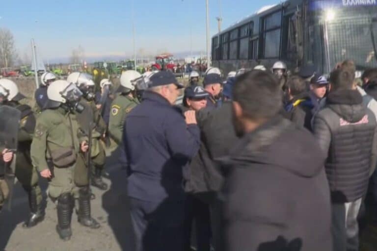 Επεισόδια μεταξύ αγροτών και ΜΑΤ στον Ε-65 έξω από την Καρδίτσα (βίντεο)