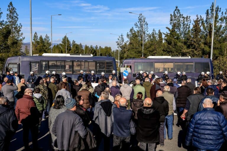 Η ανακοίνωση της ΕΛ.ΑΣ για τα επεισόδια με τους αγρότες στην Καρδίτσα – «Επιτέθηκαν σε αστυνομικό»