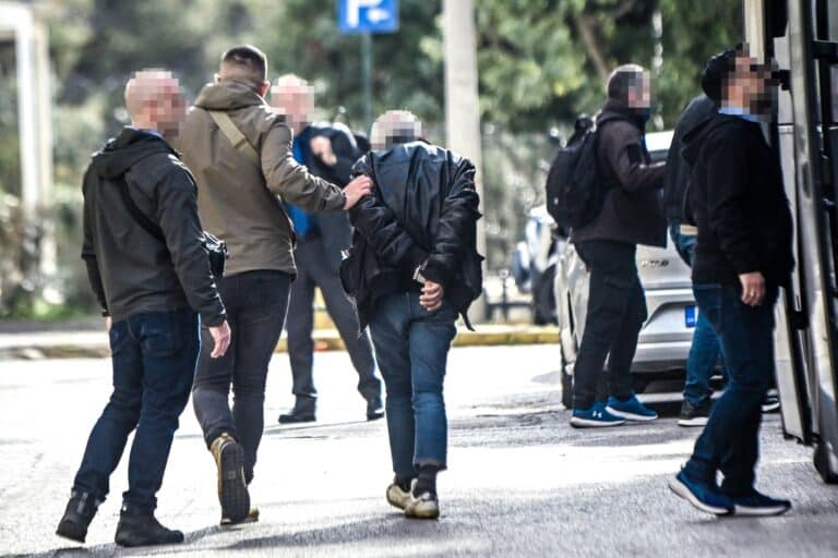 Κύκλωμα προστασίας: Πασίγνωστη γυμνάστρια παντρεμένη με τον υπαρχηγό της οργάνωσης – Ελεύθεροι έξι από τους κατηγορούμενους