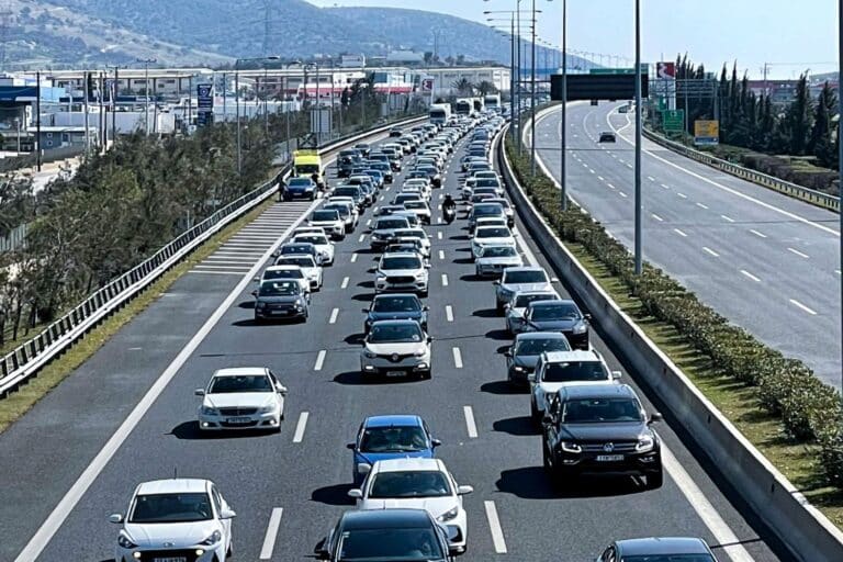 Τροχαίο με φορτηγό στην Αττική Οδό, συνελήφθη ο οδηγός – Πού διεκόπη η κυκλοφορία