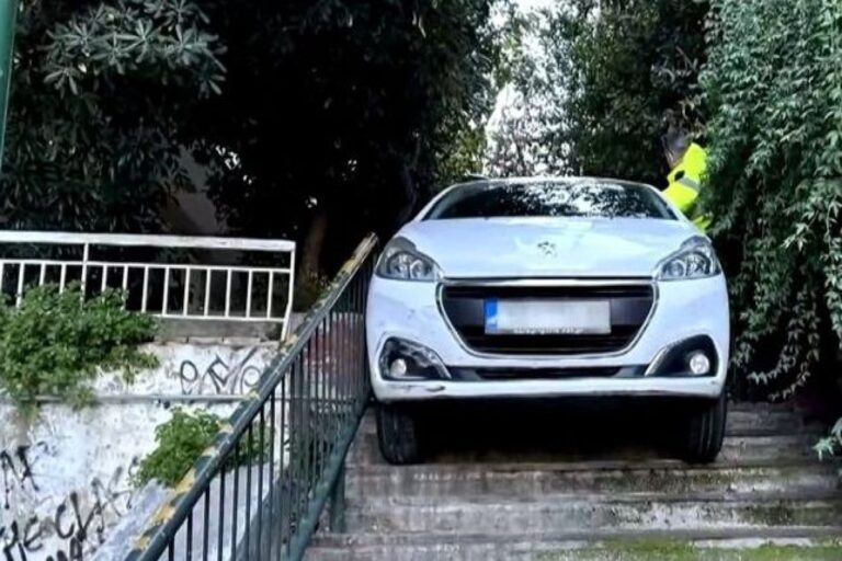 Γκύζη: Μεθυσμένος οδηγός κατέβηκε σκαλοπάτια… με το αυτοκίνητο (βίντεο)
