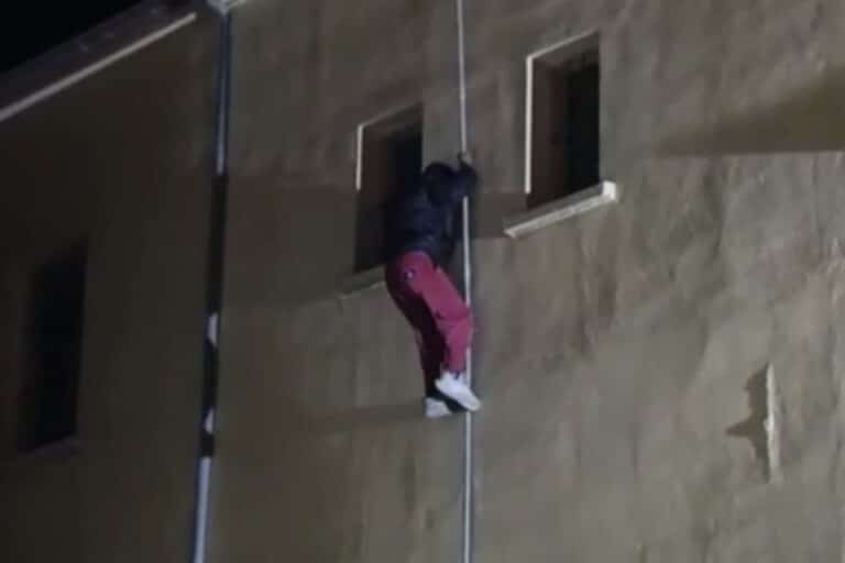 Διαρρήκτης δείχνει πως «μπουκάρει» σε σπίτια – Σκαρφάλωσε σε τοίχο και έφτασε στο παράθυρο (βίντεο)