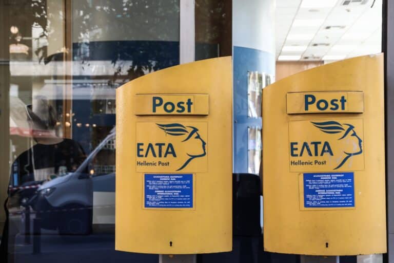 Ληστεία σε ΕΛΤΑ στα Καλάβρυτα: Οι δράστες άρπαξαν μόλις 1.000 ευρώ επειδή η υπάλληλος της τράπεζας ήταν… σαΐνι – Πώς έσωσε το ταμείο!