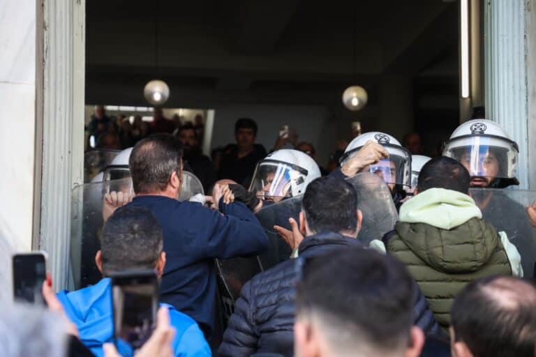 Ηράκλειο: Επεισόδια στα δικαστήρια όπου απολογείται το ζευγάρι – Αφαιρείται η επιμέλεια από τη μητέρα του Άγγελου (εικόνες & βίντεο)