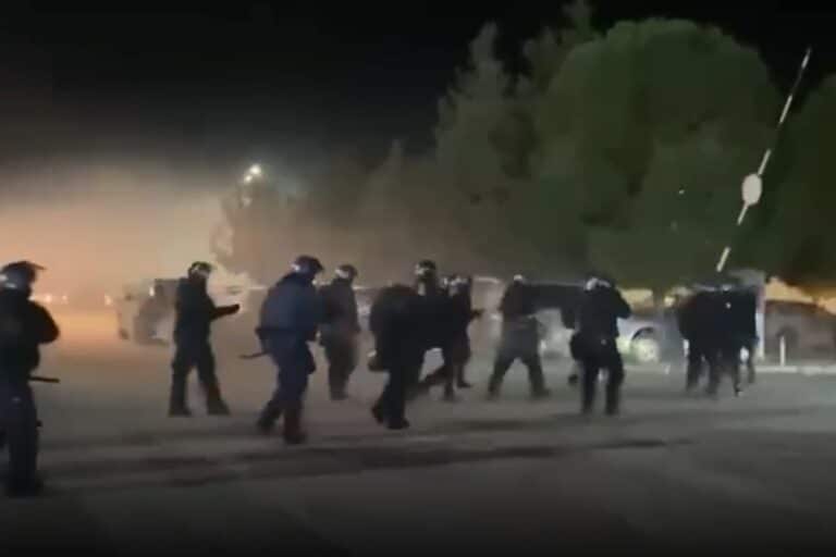 Κύπρος: Άγρια επεισόδια στη Λεμεσό – 100 χούλιγκαν επιτέθηκαν σε αστυνομικούς (βίντεο)